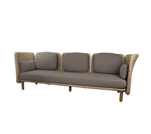 3-personers sofa med lav ryg og armlæn, taupe hynder, flettet ramme, buede armlæn.